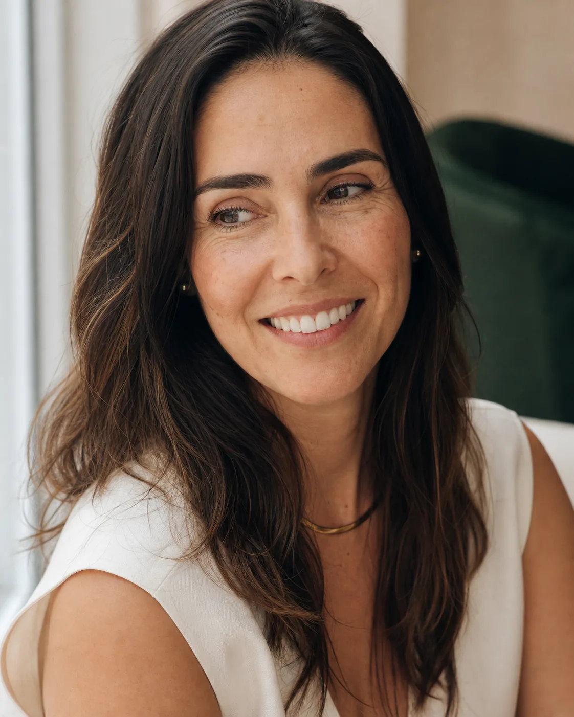 Mulher com sorriso natural em luz suave