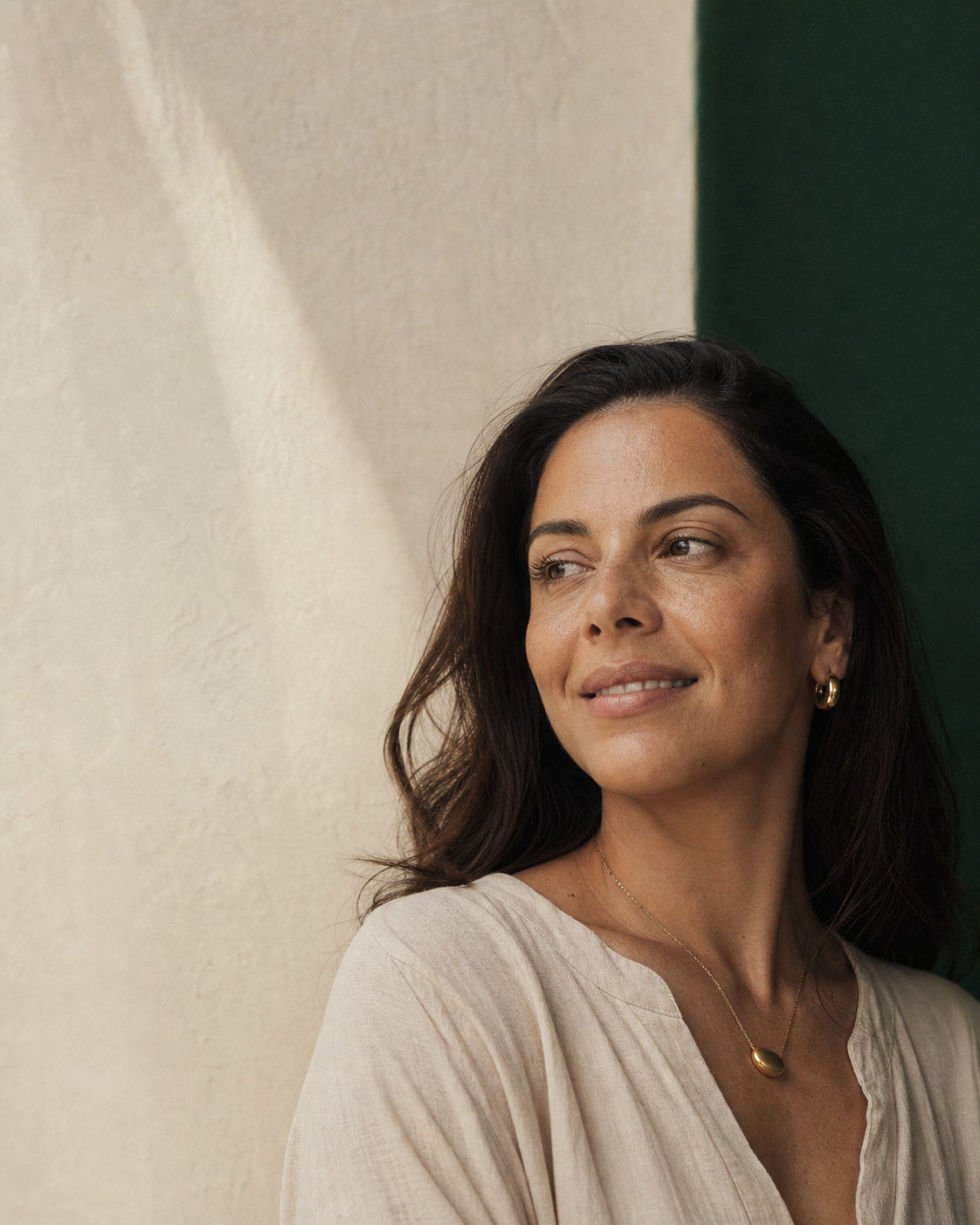 Mulher sorrindo suavemente em luz natural